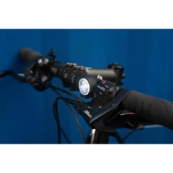 Incirca Lichtset, LED, Frontlicht 3 Funktionen 12 Lumen / R&uuml;cklicht 6 Lumen, Inkl. Halterung Und 2xCR2 -Fahrradteileladen incirca lichtset led frontlicht 3 funktionen 12 lumen ruecklicht 6 lumen inkl halterung und 2xcr23