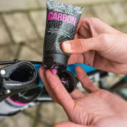 Muc-Off &quot;Carbon Gripper&quot; Geeignet An Carbonteilen Wie Z.B Sattelst&uuml;tzen, Sattelrohr, Vorbau Oder Lenker. -Fahrradteileladen muc off carbon gripper geeignet an carbonteilen wie zb sattelstuetzen sattelrohr vorbau oder lenker3